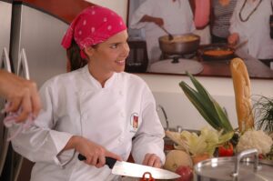 Read more about the article The Ultimate Kitchen Tools Buying Guide for Home Chefs